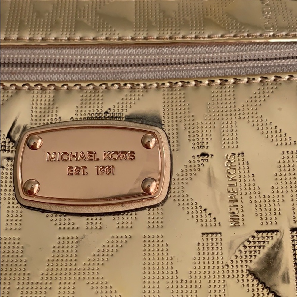 Rose gold metallic wristlet!! Barely used ❤️❤️❤️ - Picture 5 of 5